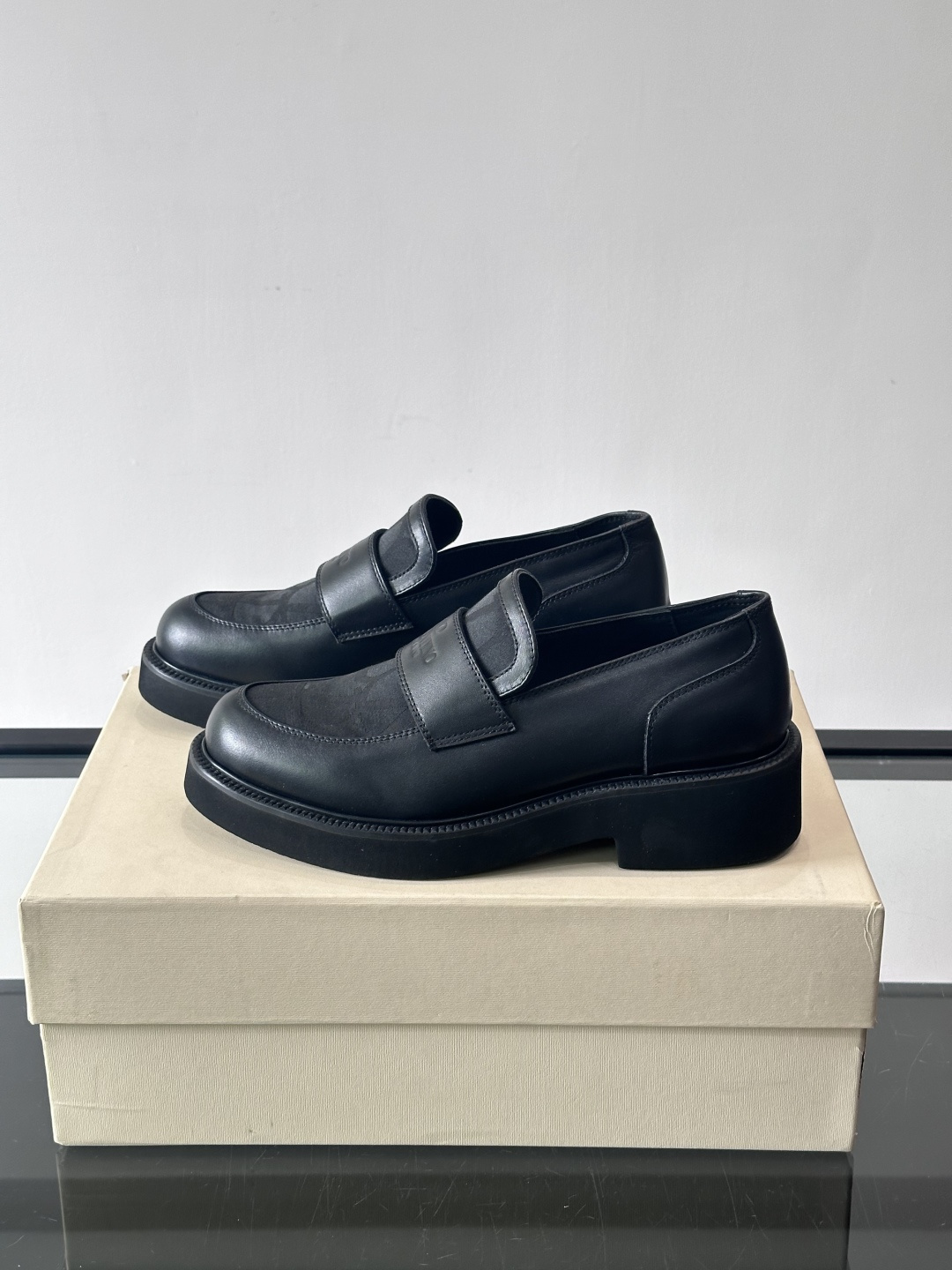 华伦天奴男士乐福鞋采用优质真皮，鞋面光滑细腻，搭配同色系拼接，复古感满满。厚底橡胶设计，耐磨又舒适，适合