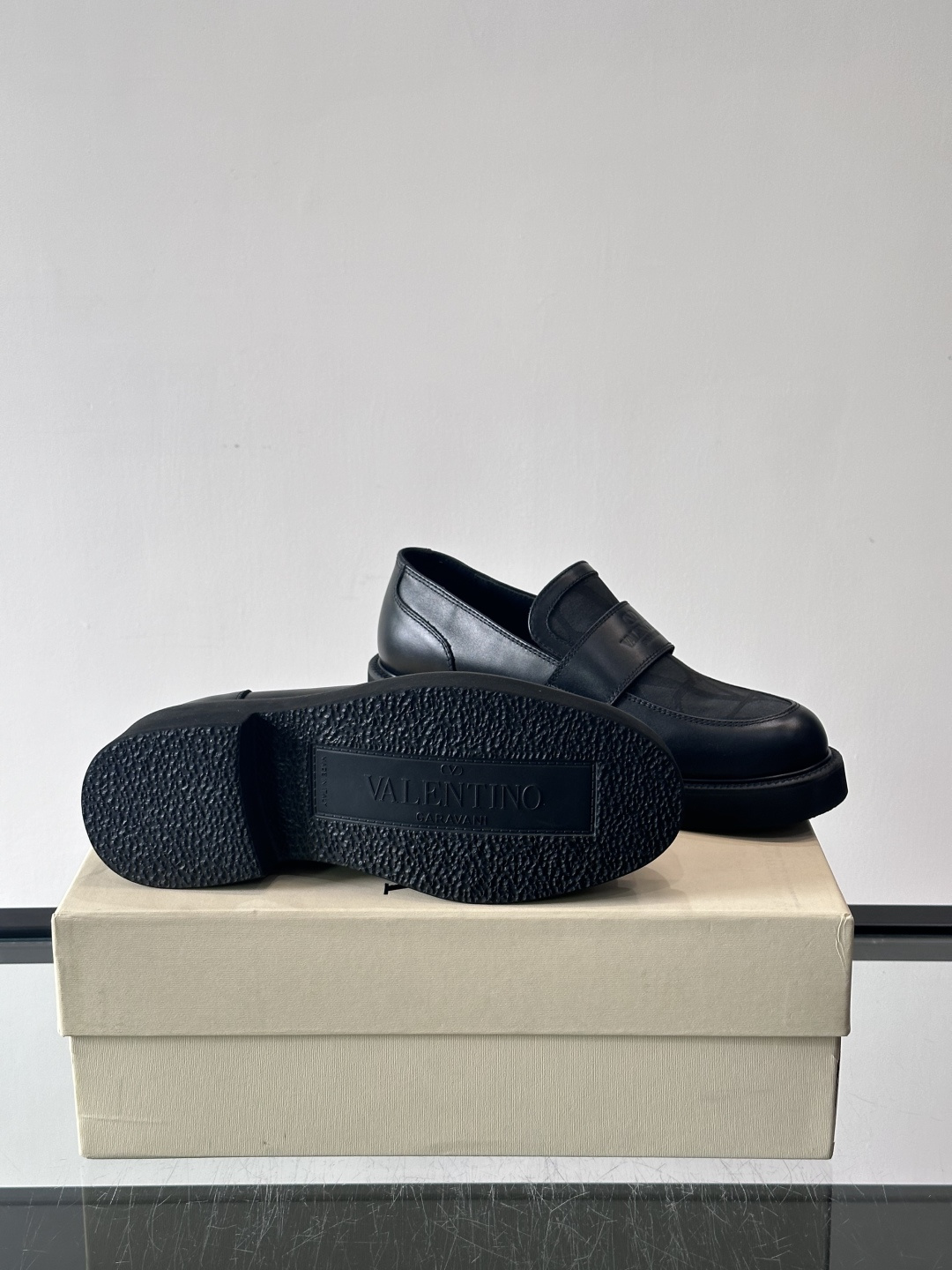 华伦天奴男士乐福鞋采用优质真皮，鞋面光滑细腻，搭配同色系拼接，复古感满满。厚底橡胶设计，耐磨又舒适，适合