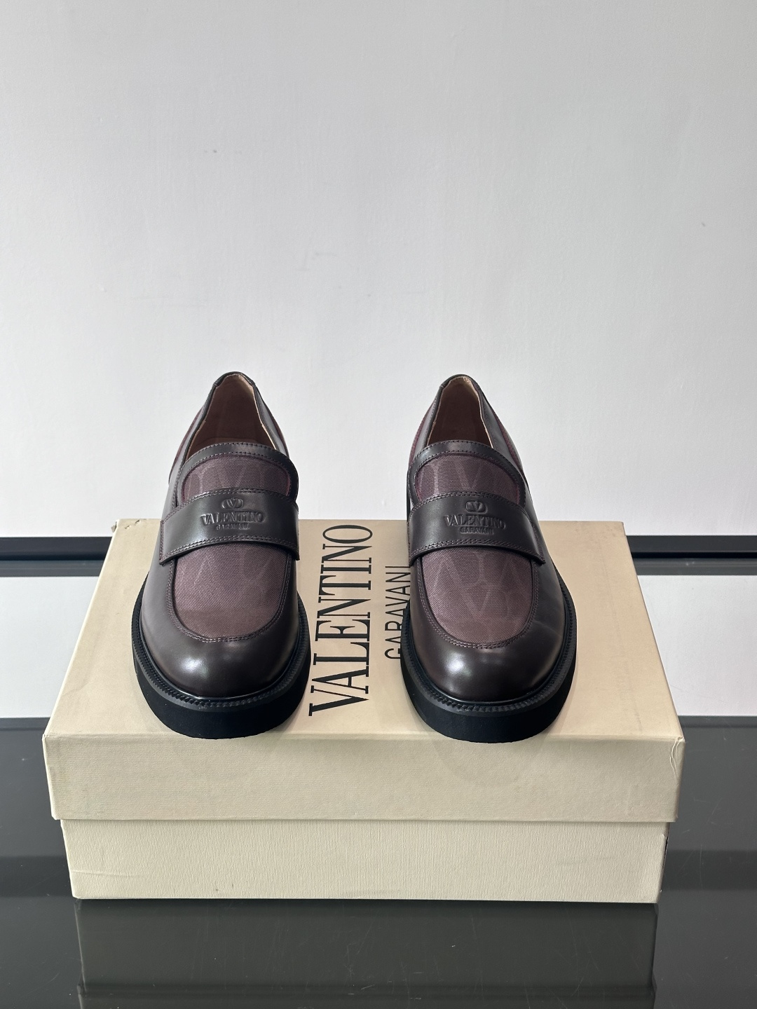 华伦天奴男士乐福鞋采用优质真皮，鞋面光滑细腻，搭配同色系拼接，复古感满满。厚底橡胶设计，耐磨又舒适，适合