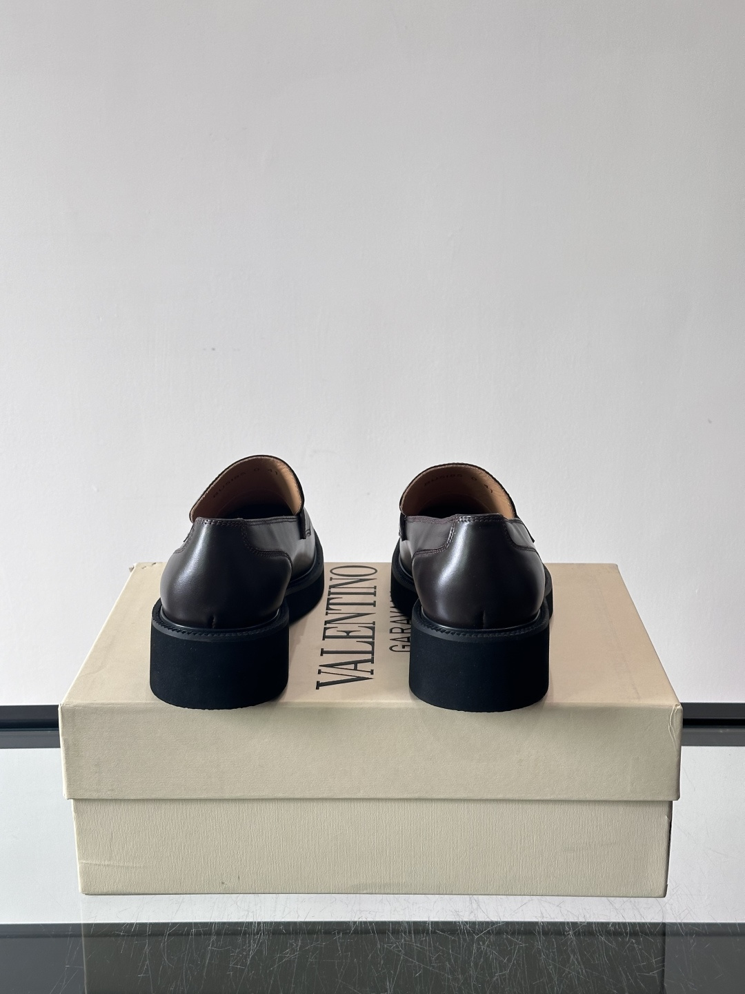 华伦天奴男士乐福鞋采用优质真皮，鞋面光滑细腻，搭配同色系拼接，复古感满满。厚底橡胶设计，耐磨又舒适，适合