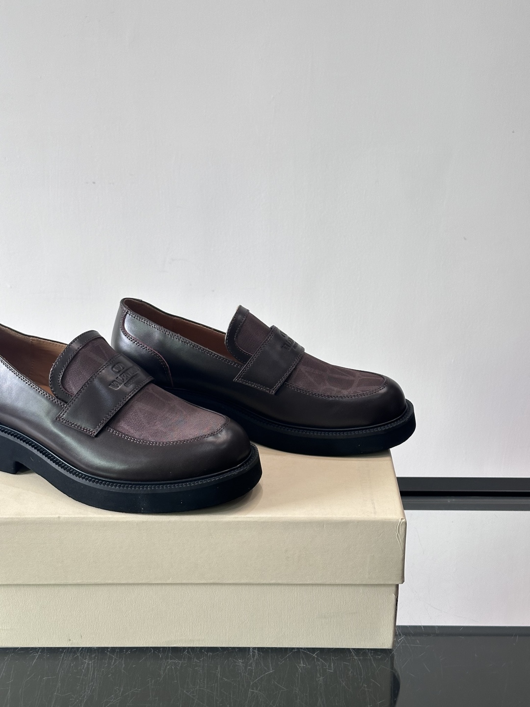 华伦天奴男士乐福鞋采用优质真皮，鞋面光滑细腻，搭配同色系拼接，复古感满满。厚底橡胶设计，耐磨又舒适，适合