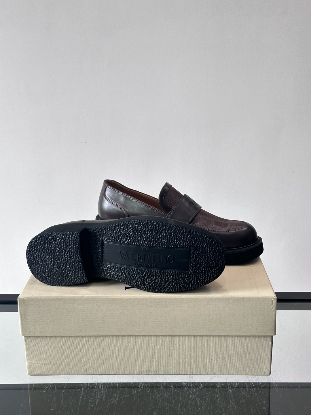 华伦天奴男士乐福鞋采用优质真皮，鞋面光滑细腻，搭配同色系拼接，复古感满满。厚底橡胶设计，耐磨又舒适，适合