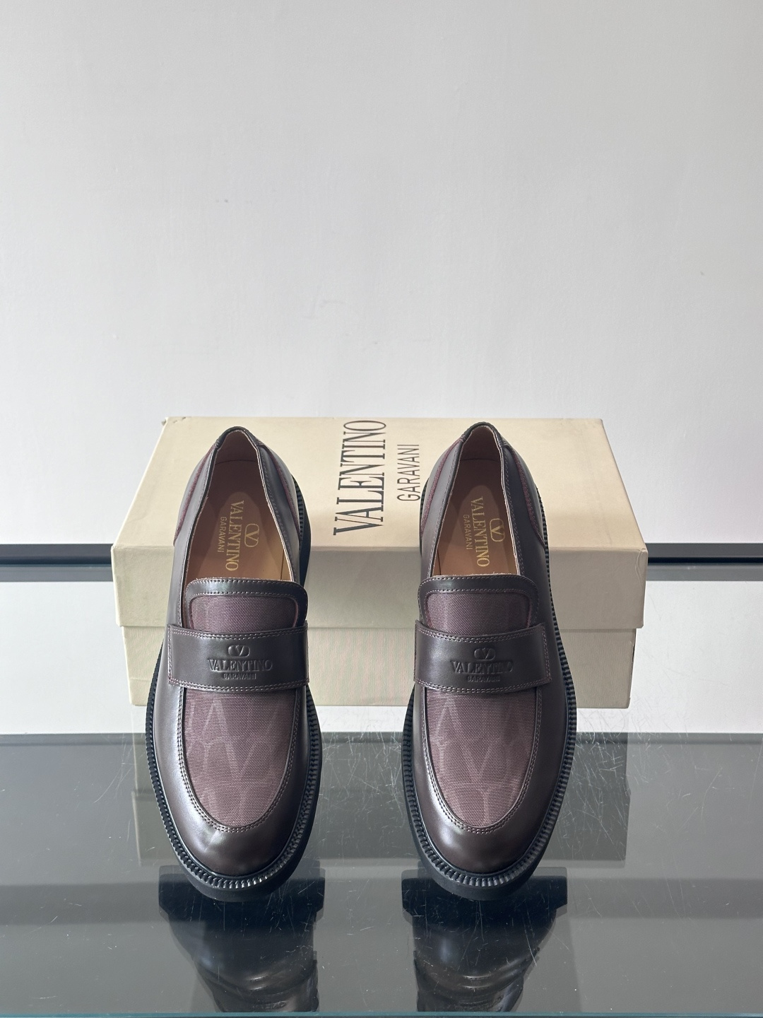 华伦天奴男士乐福鞋采用优质真皮，鞋面光滑细腻，搭配同色系拼接，复古感满满。厚底橡胶设计，耐磨又舒适，适合