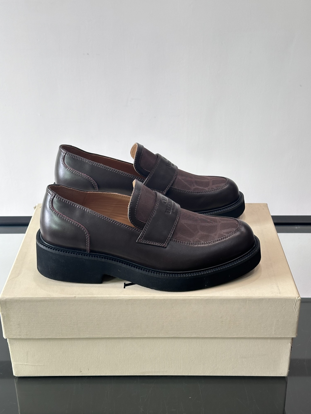 华伦天奴男士乐福鞋采用优质真皮，鞋面光滑细腻，搭配同色系拼接，复古感满满。厚底橡胶设计，耐磨又舒适，适合