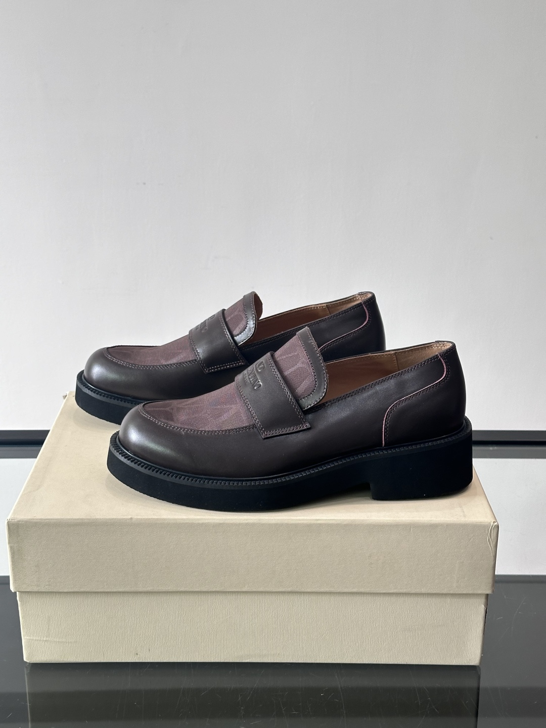 华伦天奴男士乐福鞋采用优质真皮，鞋面光滑细腻，搭配同色系拼接，复古感满满。厚底橡胶设计，耐磨又舒适，适合