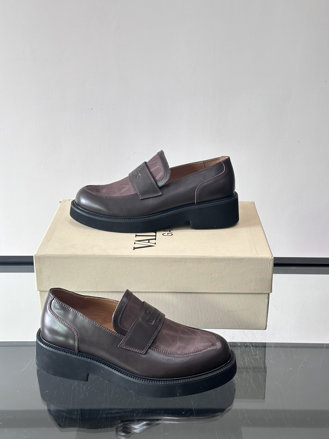 华伦天奴男士乐福鞋采用优质真皮，鞋面光滑细腻，搭配同色系拼接，复古感满满。厚底橡胶设计，耐磨又舒适，适合