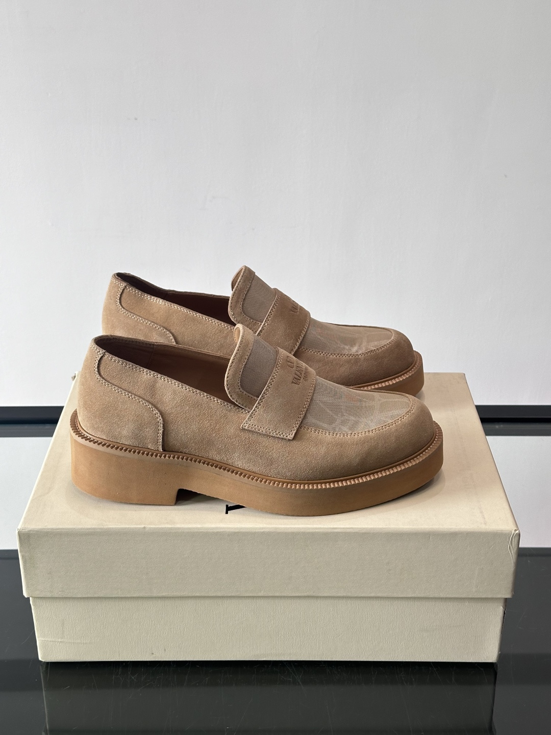 华伦天奴男士乐福鞋采用优质真皮，鞋面光滑细腻，搭配同色系拼接，复古感满满。厚底橡胶设计，耐磨又舒适，适合