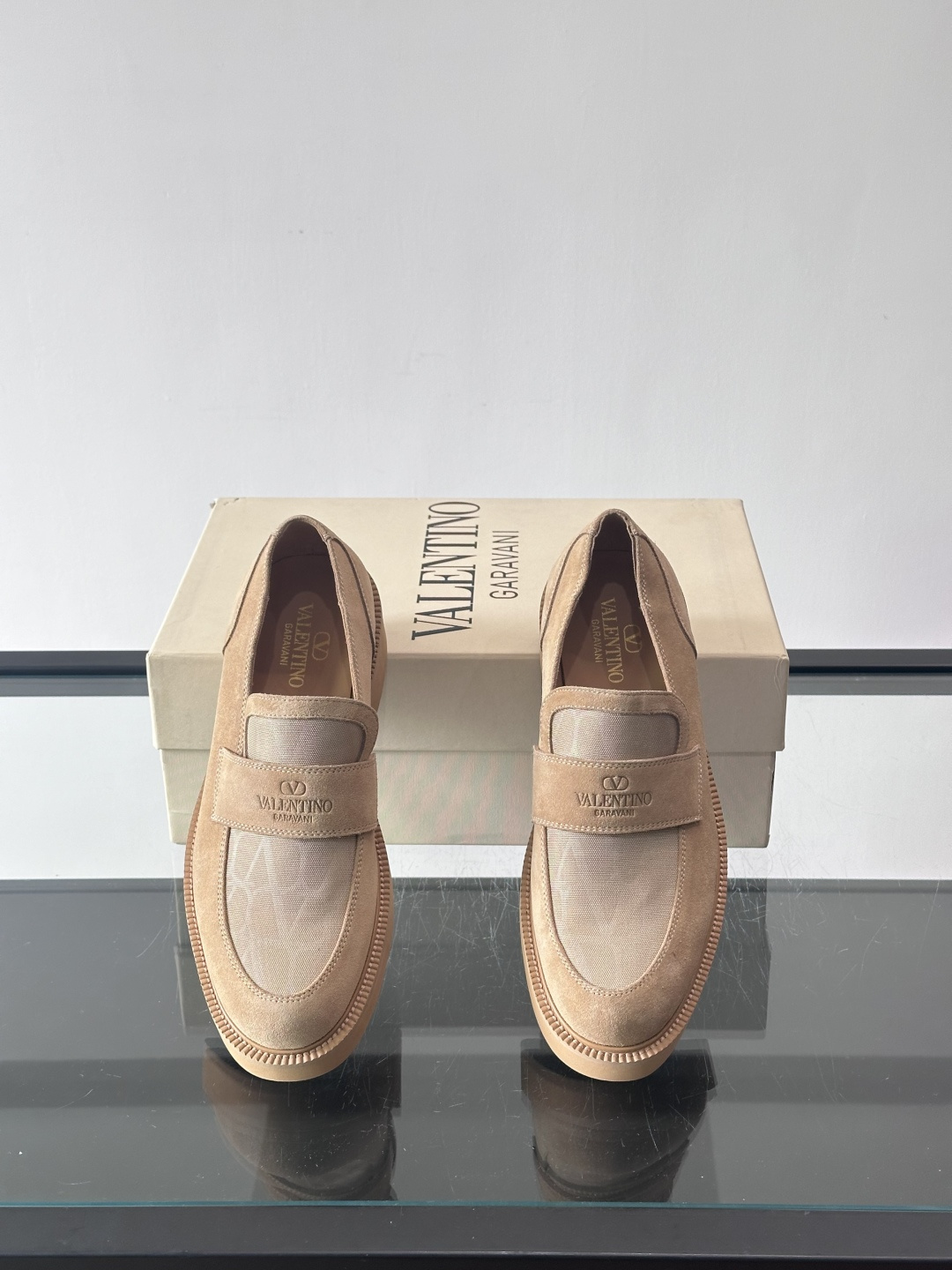 华伦天奴男士乐福鞋采用优质真皮，鞋面光滑细腻，搭配同色系拼接，复古感满满。厚底橡胶设计，耐磨又舒适，适合