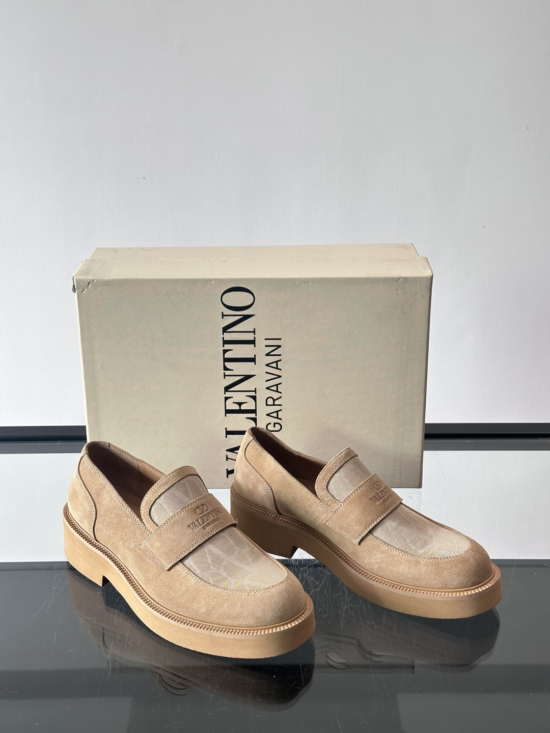 华伦天奴男士乐福鞋采用优质真皮，鞋面光滑细腻，搭配同色系拼接，复古感满满。厚底橡胶设计，耐磨又舒适，适合