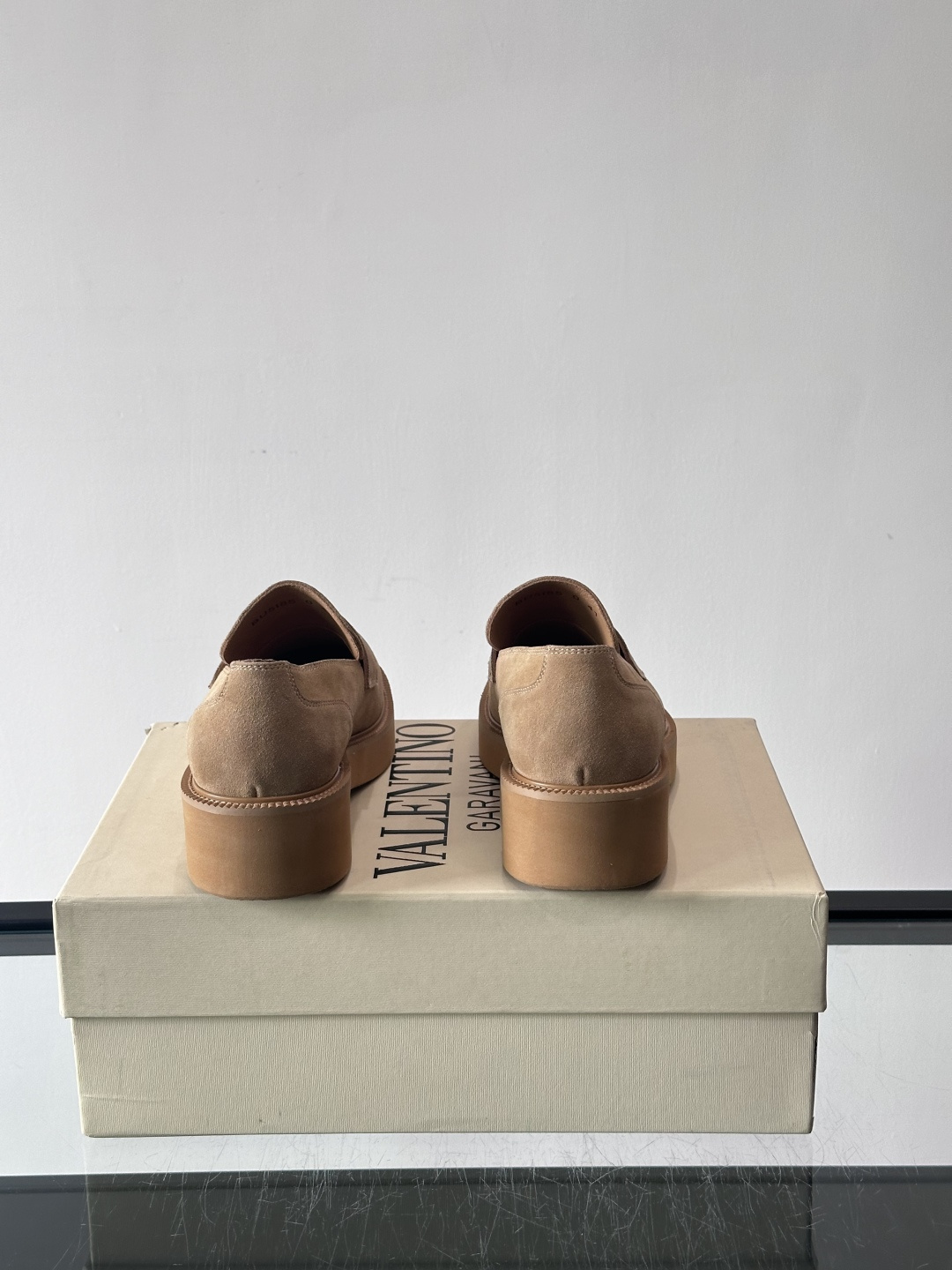 华伦天奴男士乐福鞋采用优质真皮，鞋面光滑细腻，搭配同色系拼接，复古感满满。厚底橡胶设计，耐磨又舒适，适合