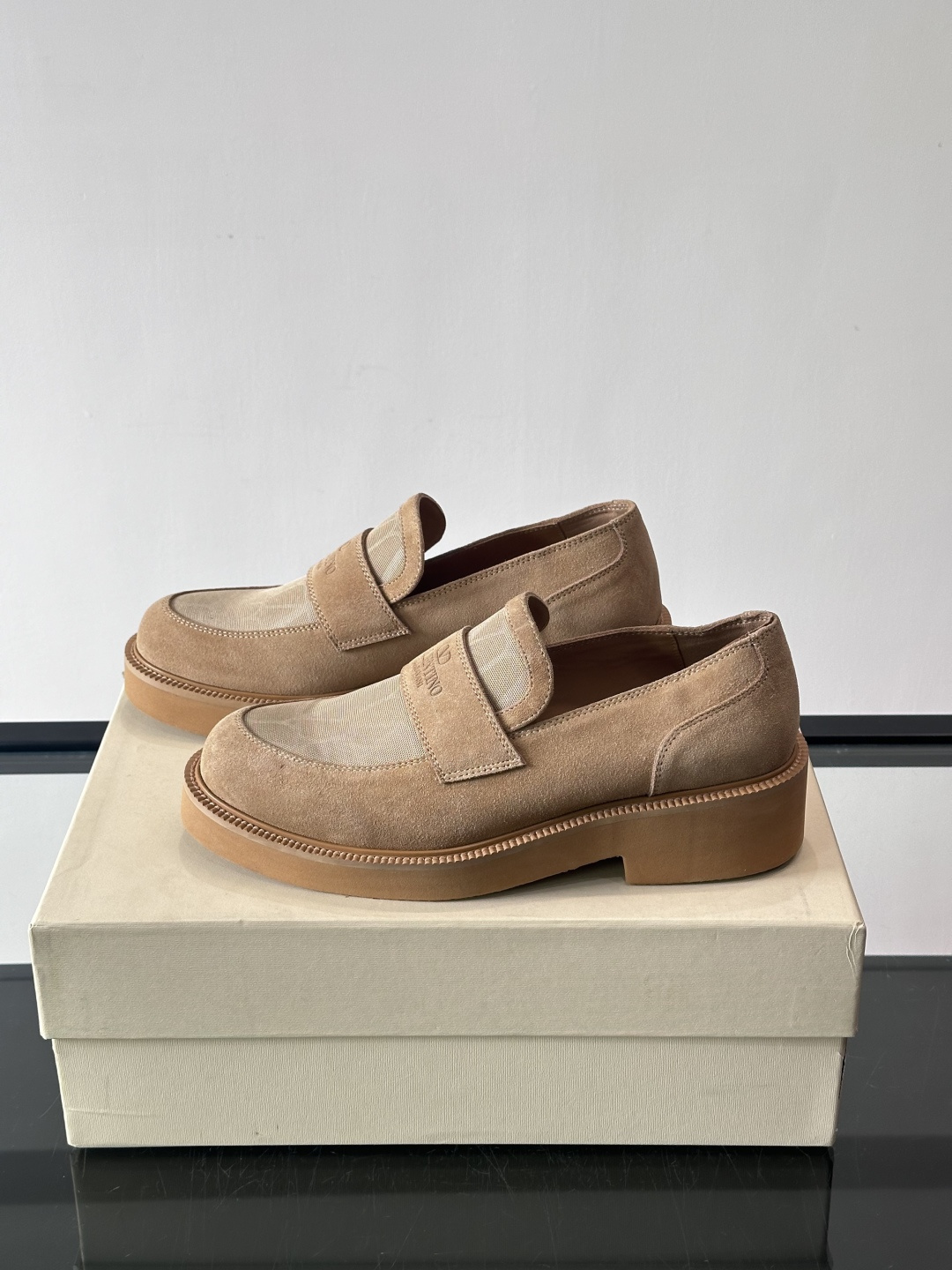 华伦天奴男士乐福鞋采用优质真皮，鞋面光滑细腻，搭配同色系拼接，复古感满满。厚底橡胶设计，耐磨又舒适，适合