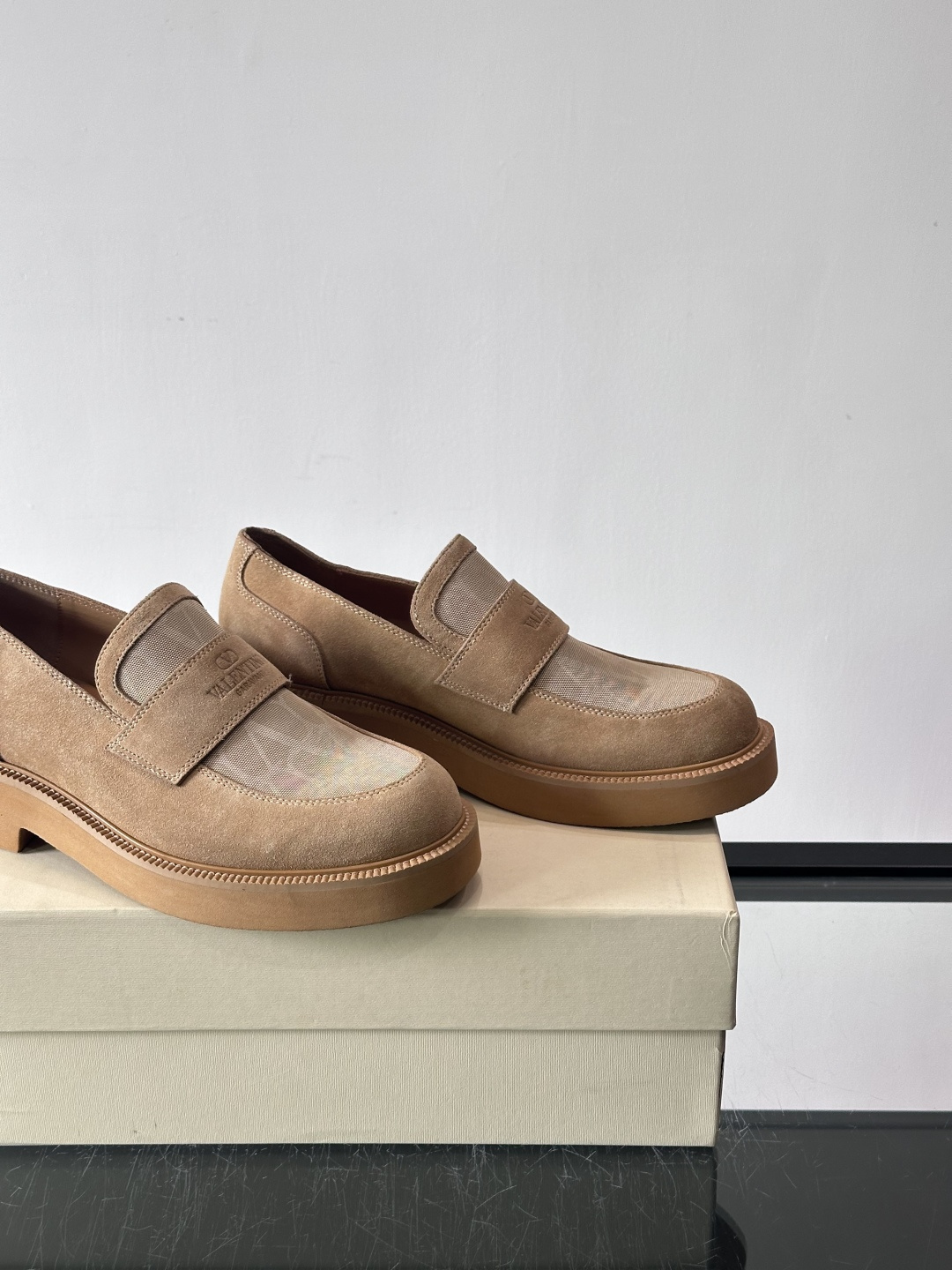 华伦天奴男士乐福鞋采用优质真皮，鞋面光滑细腻，搭配同色系拼接，复古感满满。厚底橡胶设计，耐磨又舒适，适合