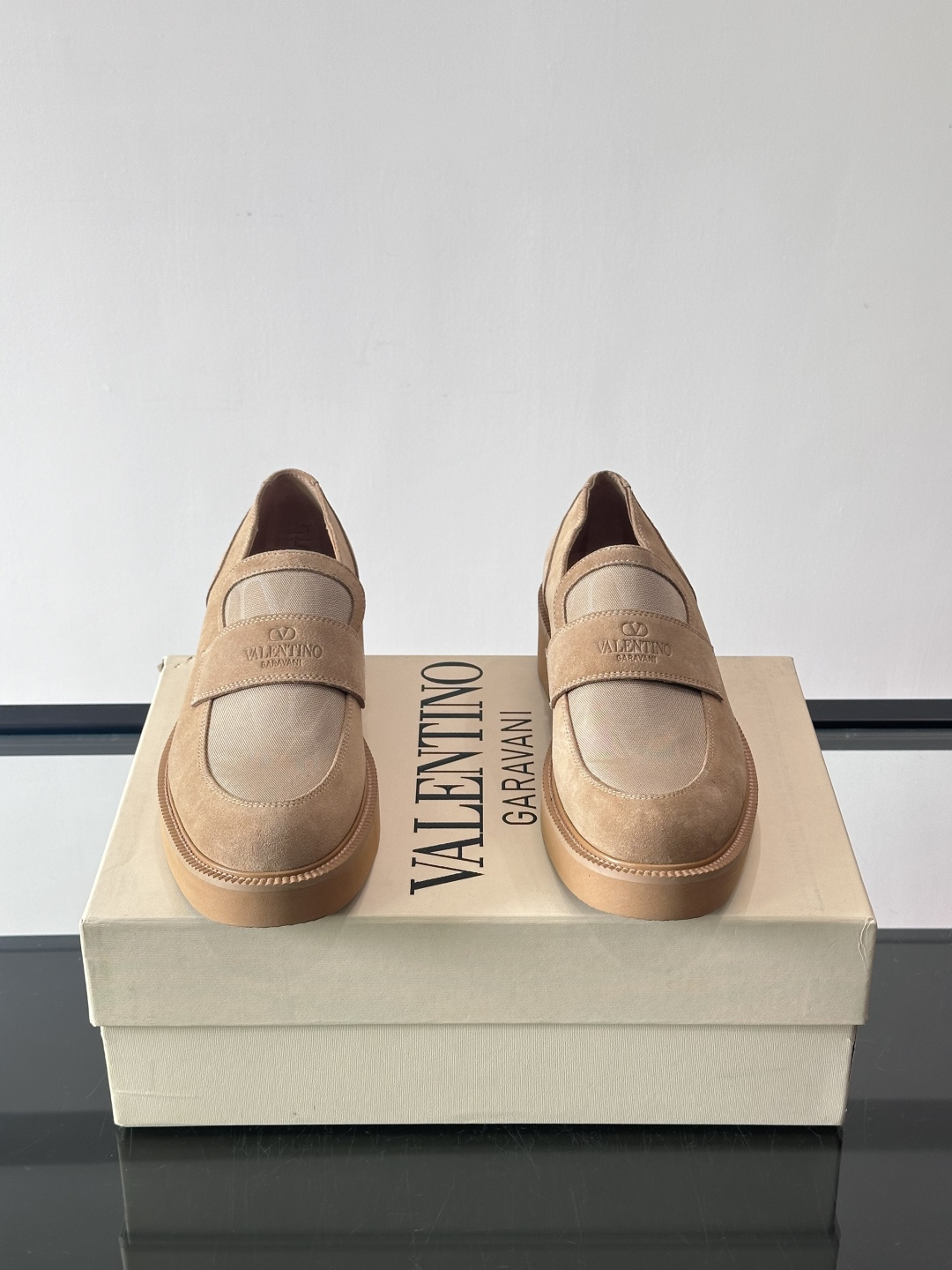 华伦天奴男士乐福鞋采用优质真皮，鞋面光滑细腻，搭配同色系拼接，复古感满满。厚底橡胶设计，耐磨又舒适，适合