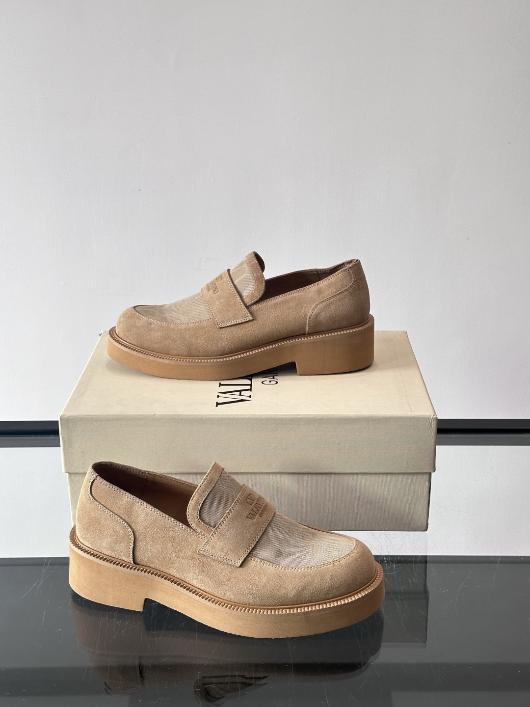 华伦天奴男士乐福鞋采用优质真皮，鞋面光滑细腻，搭配同色系拼接，复古感满满。厚底橡胶设计，耐磨又舒适，适合