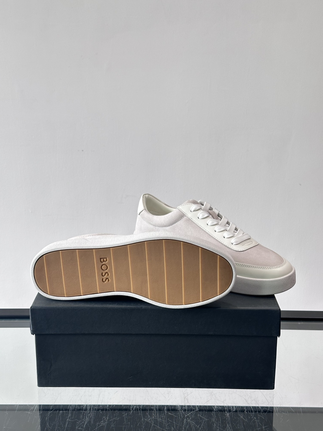 BOSS男士德训鞋，采用绒面＋牛皮革拼接，质感细腻又耐用。白色橡胶鞋底，缓震舒适，适合长时间穿着。圆头设