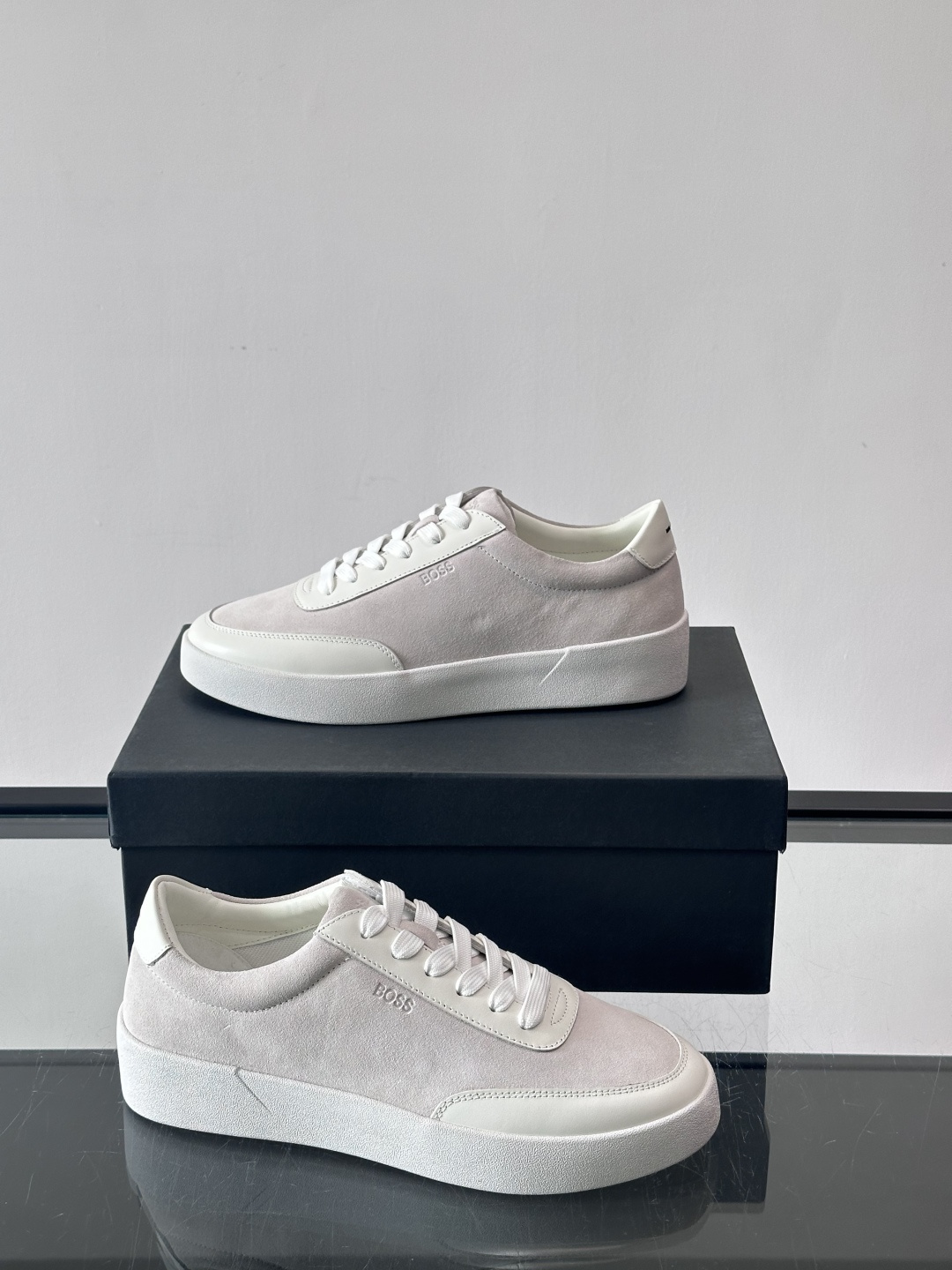 BOSS男士德训鞋，采用绒面＋牛皮革拼接，质感细腻又耐用。白色橡胶鞋底，缓震舒适，适合长时间穿着。圆头设