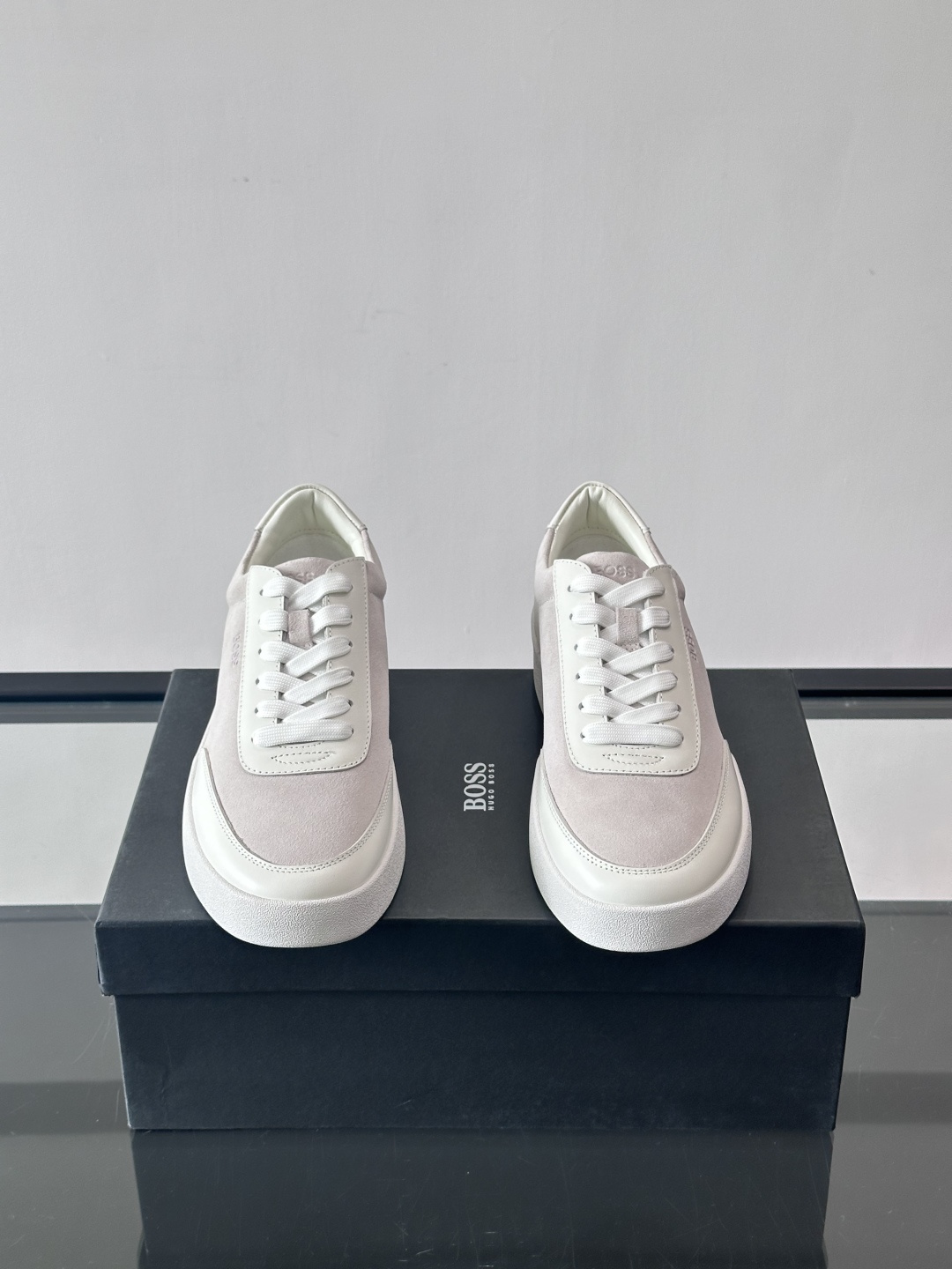 BOSS男士德训鞋，采用绒面＋牛皮革拼接，质感细腻又耐用。白色橡胶鞋底，缓震舒适，适合长时间穿着。圆头设
