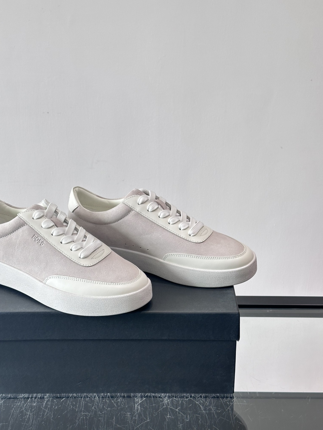 BOSS男士德训鞋，采用绒面＋牛皮革拼接，质感细腻又耐用。白色橡胶鞋底，缓震舒适，适合长时间穿着。圆头设