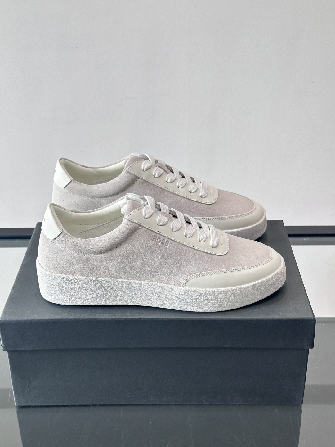 BOSS男士德训鞋，采用绒面＋牛皮革拼接，质感细腻又耐用。白色橡胶鞋底，缓震舒适，适合长时间穿着。圆头设