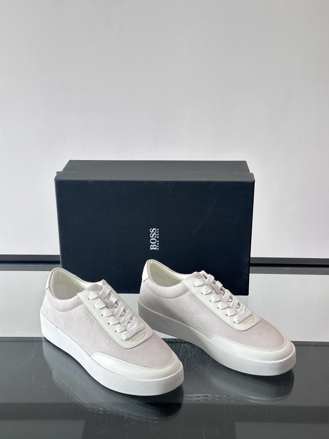 BOSS男士德训鞋，采用绒面＋牛皮革拼接，质感细腻又耐用。白色橡胶鞋底，缓震舒适，适合长时间穿着。圆头设