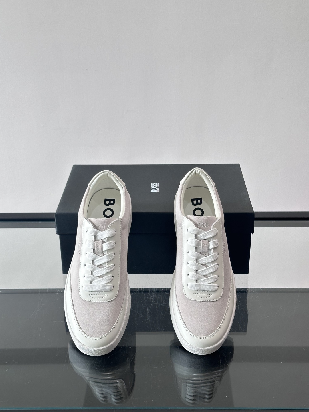 BOSS男士德训鞋，采用绒面＋牛皮革拼接，质感细腻又耐用。白色橡胶鞋底，缓震舒适，适合长时间穿着。圆头设