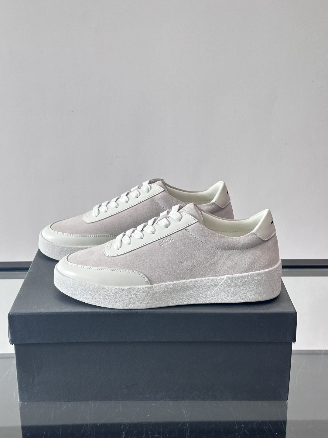 BOSS男士德训鞋，采用绒面＋牛皮革拼接，质感细腻又耐用。白色橡胶鞋底，缓震舒适，适合长时间穿着。圆头设