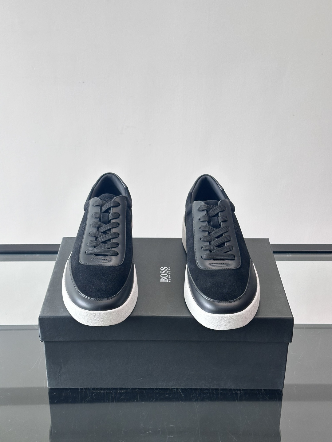 BOSS男士德训鞋，采用绒面＋牛皮革拼接，质感细腻又耐用。白色橡胶鞋底，缓震舒适，适合长时间穿着。圆头设