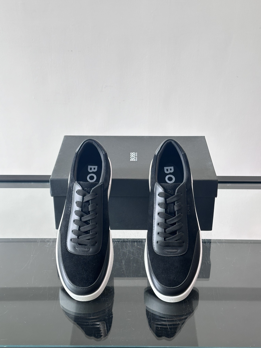BOSS男士德训鞋，采用绒面＋牛皮革拼接，质感细腻又耐用。白色橡胶鞋底，缓震舒适，适合长时间穿着。圆头设