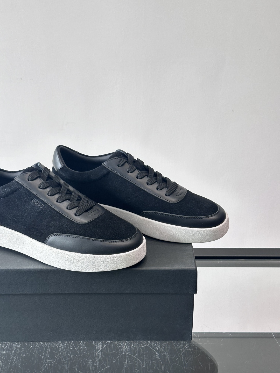 BOSS男士德训鞋，采用绒面＋牛皮革拼接，质感细腻又耐用。白色橡胶鞋底，缓震舒适，适合长时间穿着。圆头设