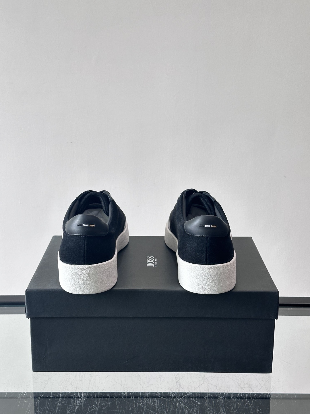 BOSS男士德训鞋，采用绒面＋牛皮革拼接，质感细腻又耐用。白色橡胶鞋底，缓震舒适，适合长时间穿着。圆头设