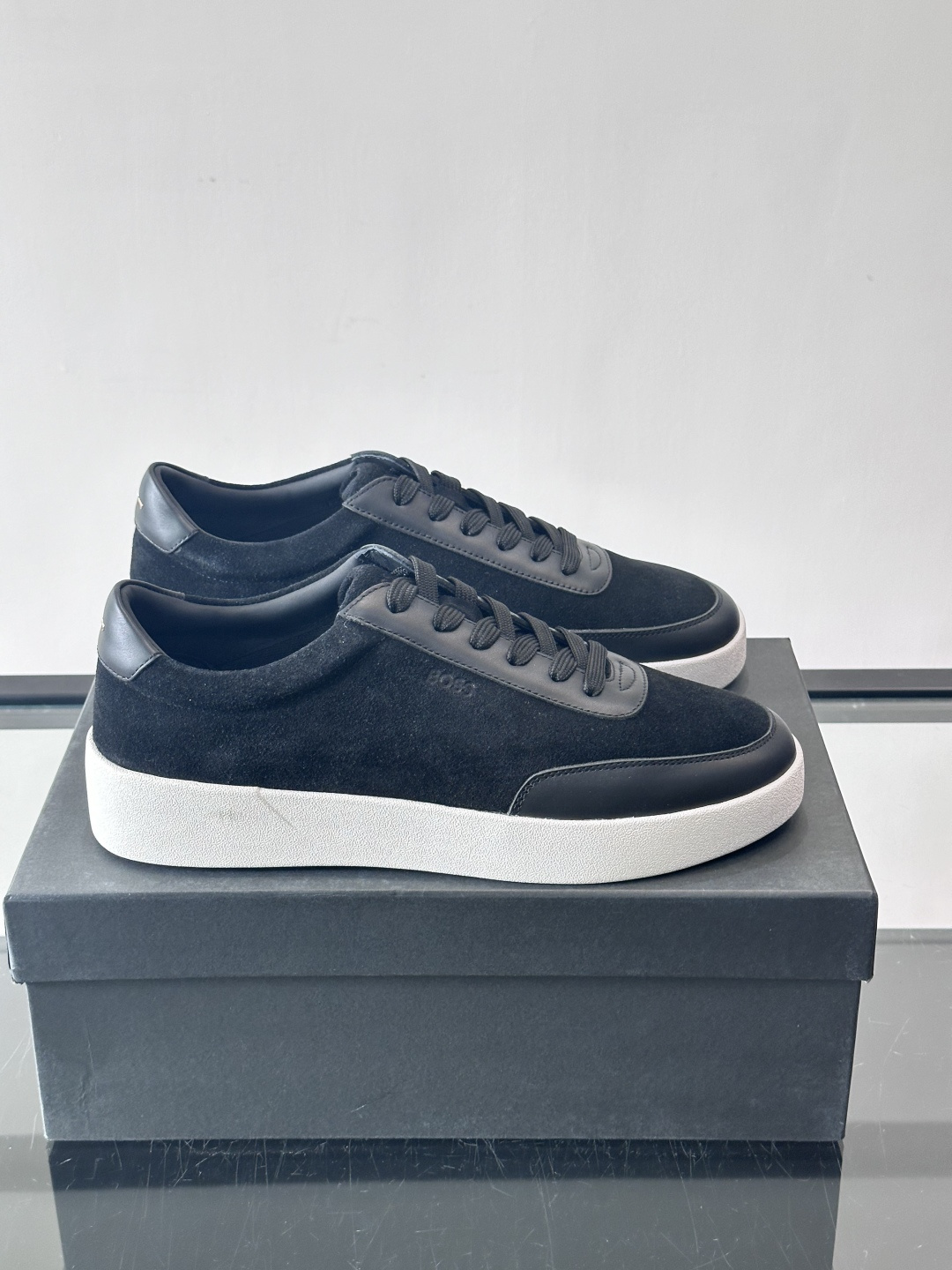 BOSS男士德训鞋，采用绒面＋牛皮革拼接，质感细腻又耐用。白色橡胶鞋底，缓震舒适，适合长时间穿着。圆头设