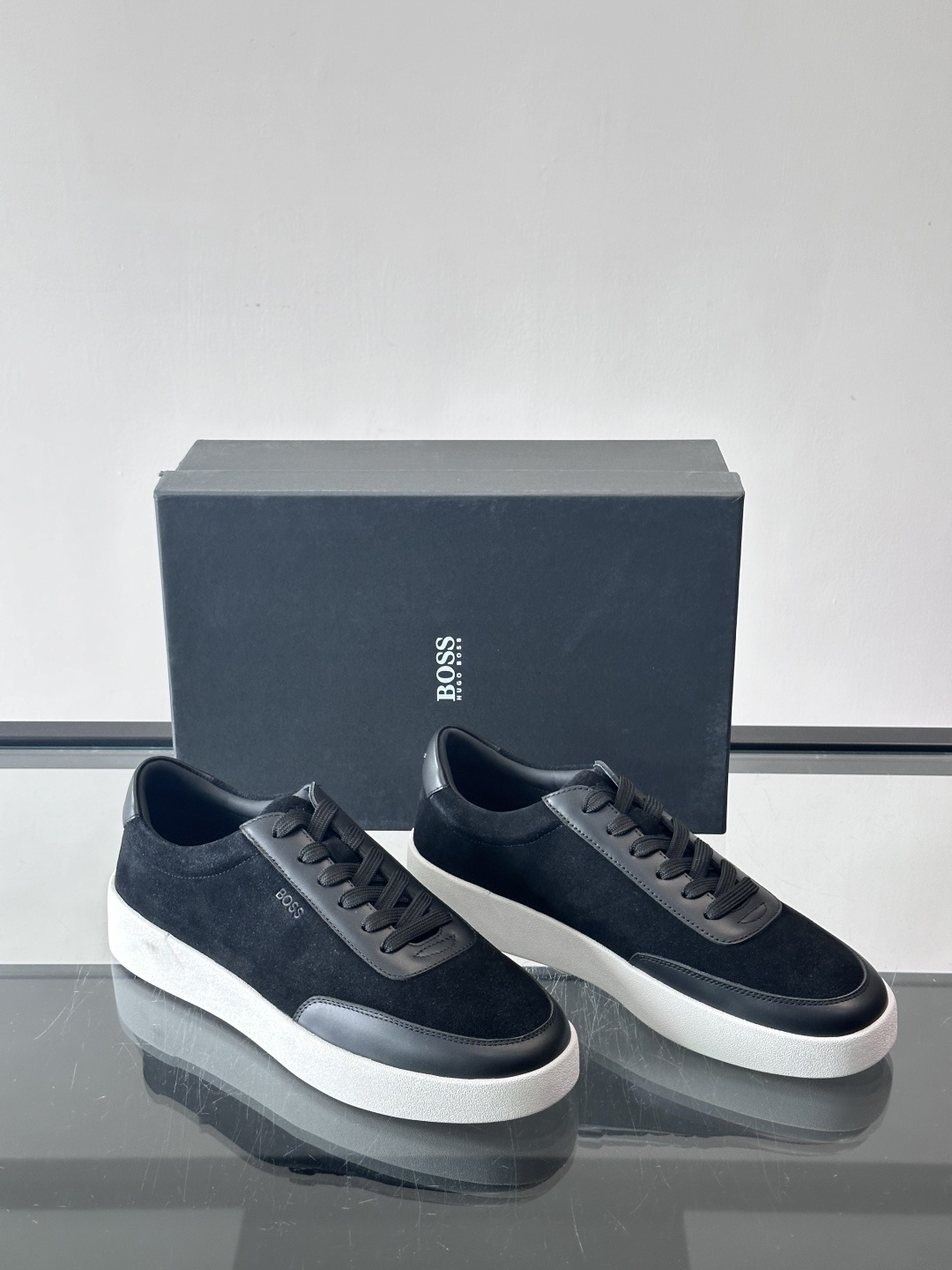 BOSS男士德训鞋，采用绒面＋牛皮革拼接，质感细腻又耐用。白色橡胶鞋底，缓震舒适，适合长时间穿着。圆头设