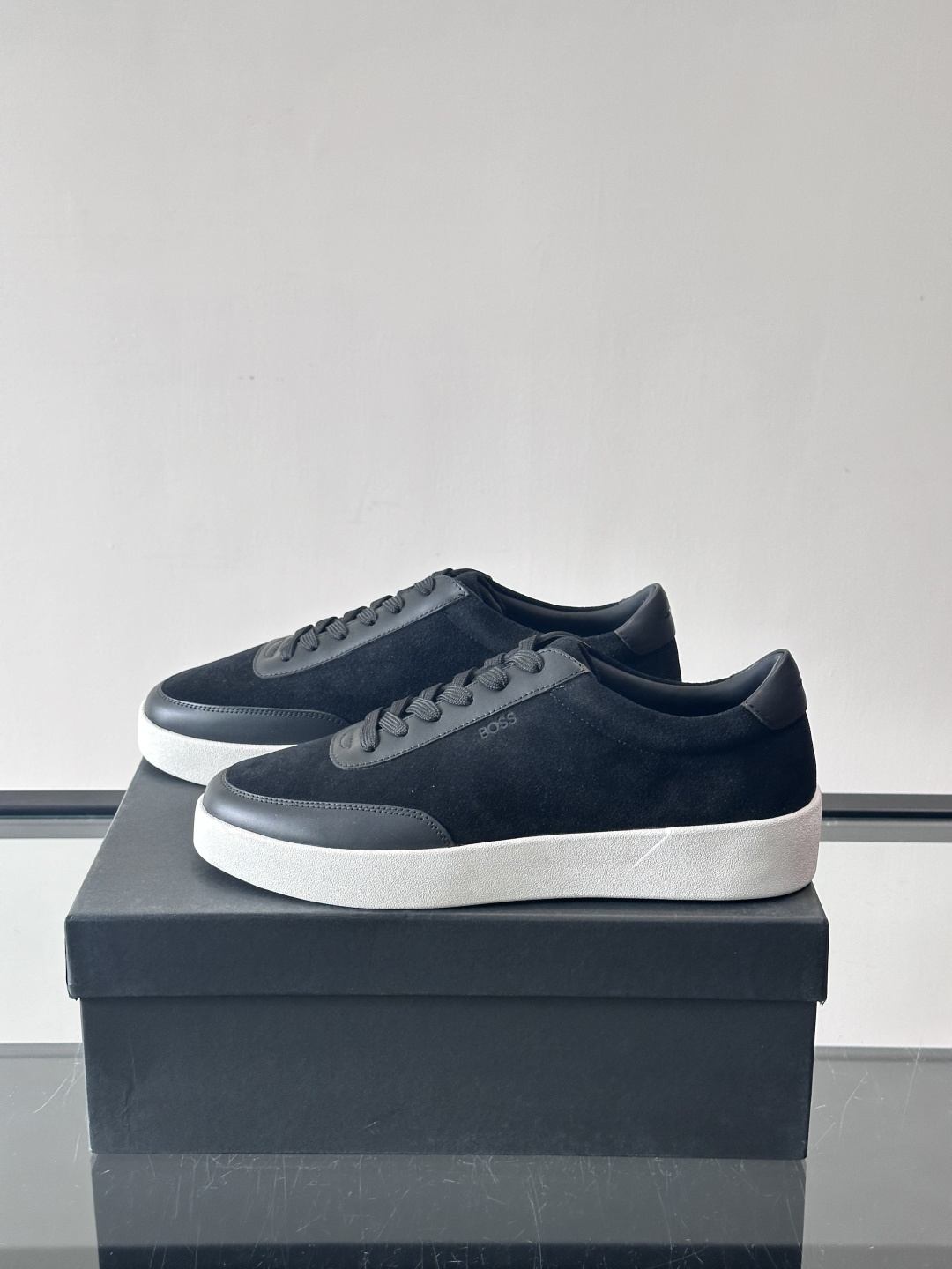 BOSS男士德训鞋，采用绒面＋牛皮革拼接，质感细腻又耐用。白色橡胶鞋底，缓震舒适，适合长时间穿着。圆头设