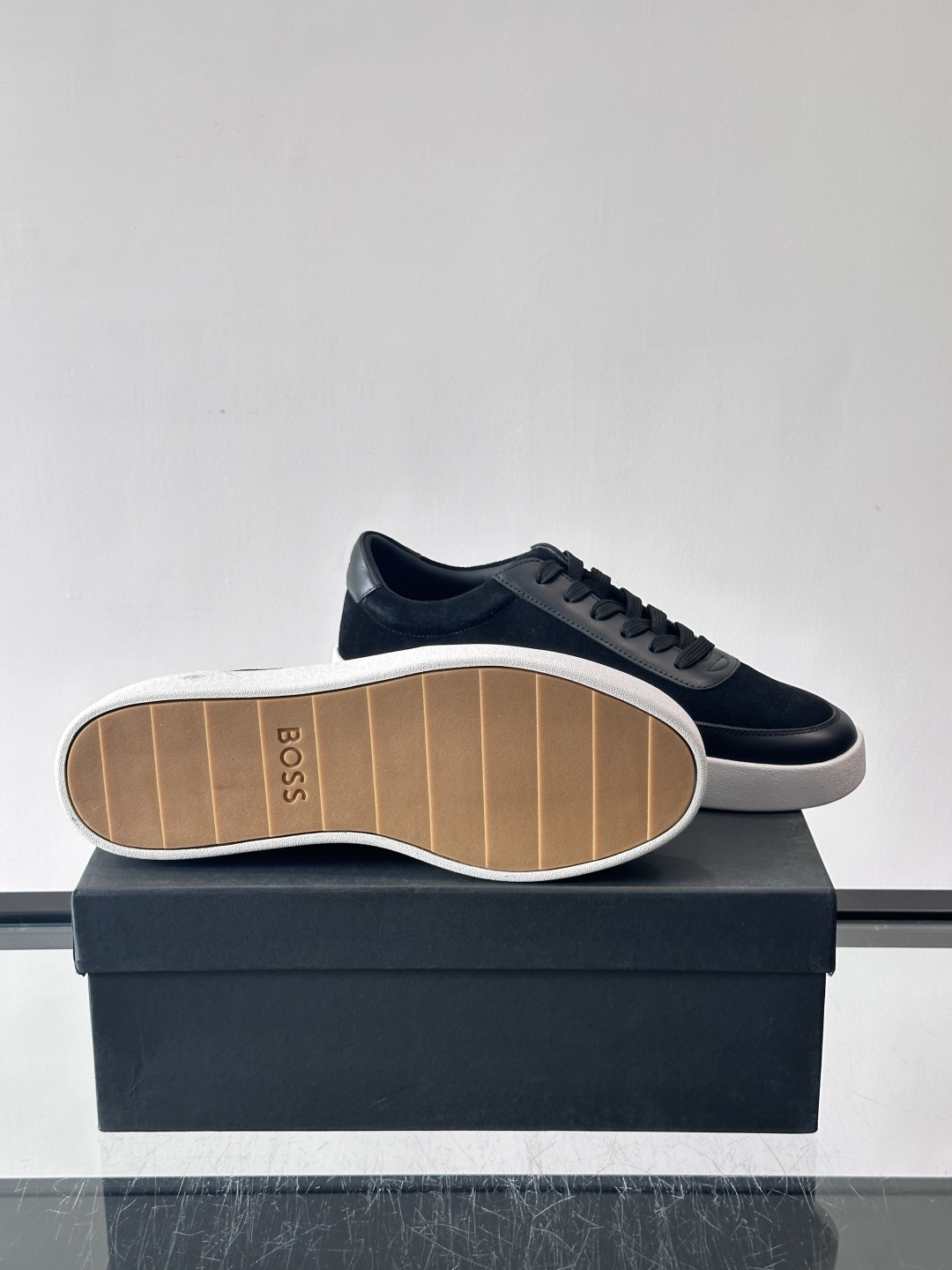 BOSS男士德训鞋，采用绒面＋牛皮革拼接，质感细腻又耐用。白色橡胶鞋底，缓震舒适，适合长时间穿着。圆头设