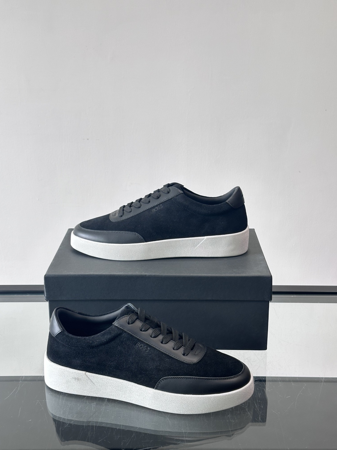 BOSS男士德训鞋，采用绒面＋牛皮革拼接，质感细腻又耐用。白色橡胶鞋底，缓震舒适，适合长时间穿着。圆头设