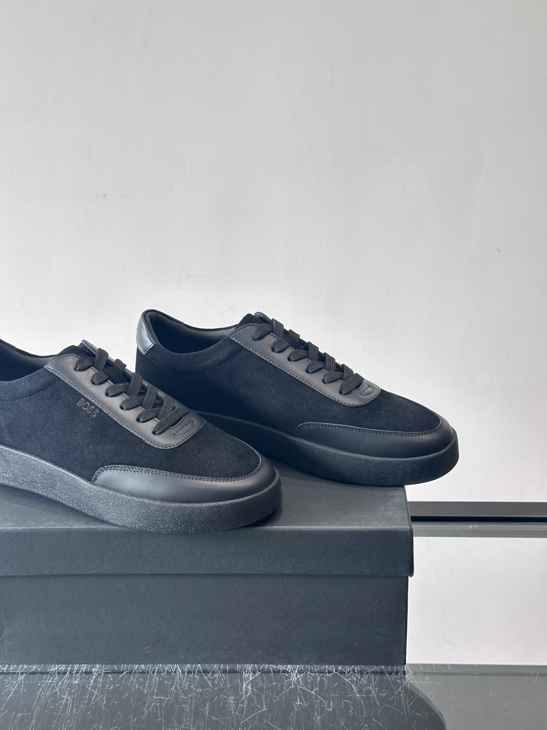 BOSS男士德训鞋，采用绒面＋牛皮革拼接，质感细腻又耐用。白色橡胶鞋底，缓震舒适，适合长时间穿着。圆头设