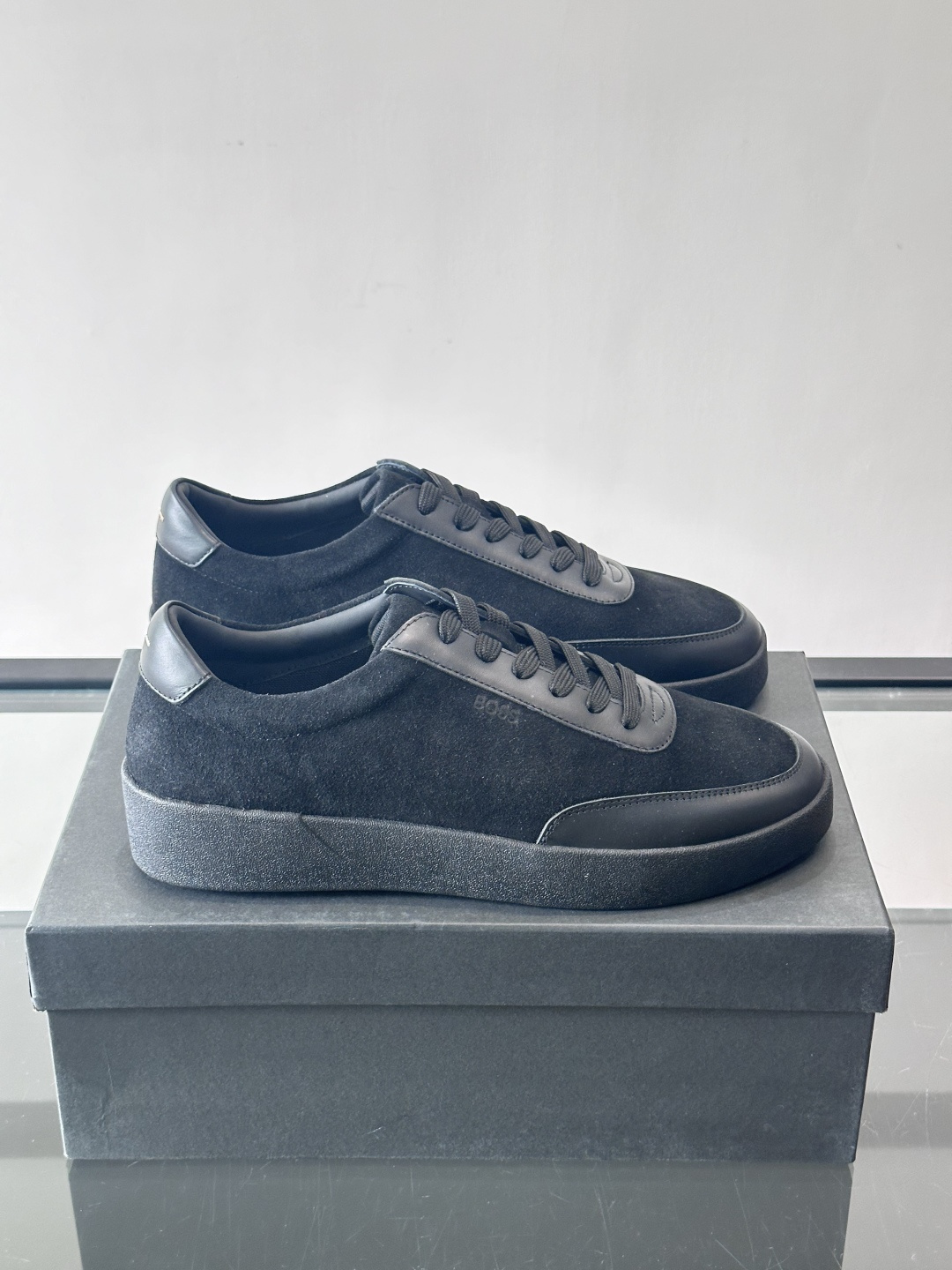 BOSS男士德训鞋，采用绒面＋牛皮革拼接，质感细腻又耐用。白色橡胶鞋底，缓震舒适，适合长时间穿着。圆头设