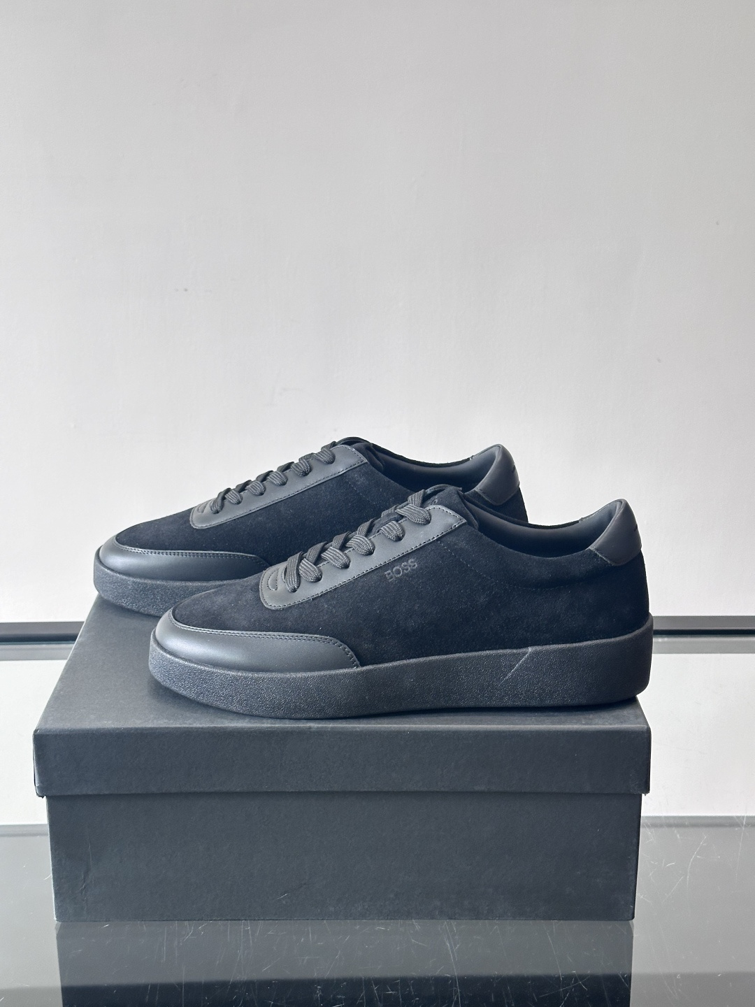 BOSS男士德训鞋，采用绒面＋牛皮革拼接，质感细腻又耐用。白色橡胶鞋底，缓震舒适，适合长时间穿着。圆头设