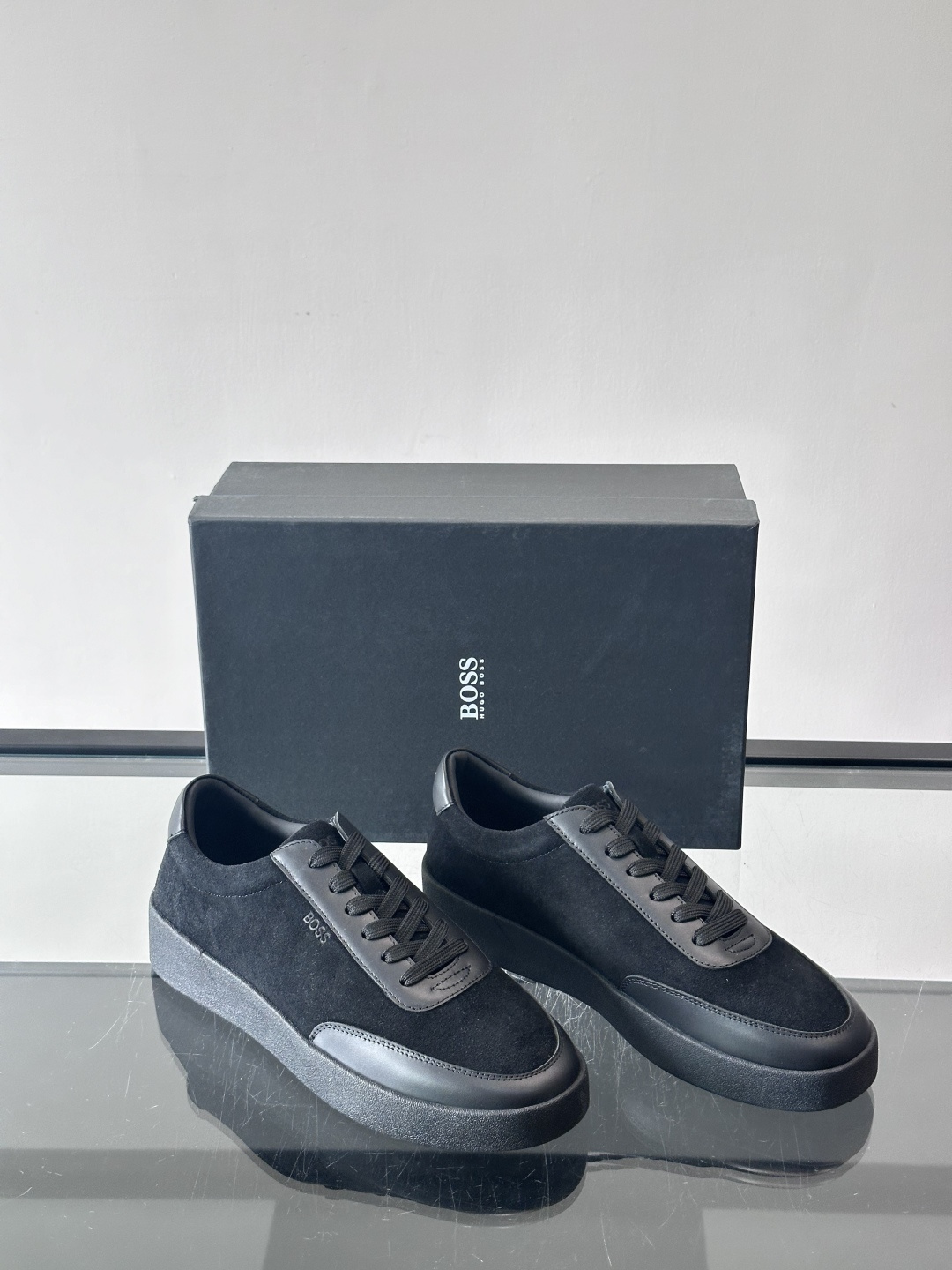 BOSS男士德训鞋，采用绒面＋牛皮革拼接，质感细腻又耐用。白色橡胶鞋底，缓震舒适，适合长时间穿着。圆头设