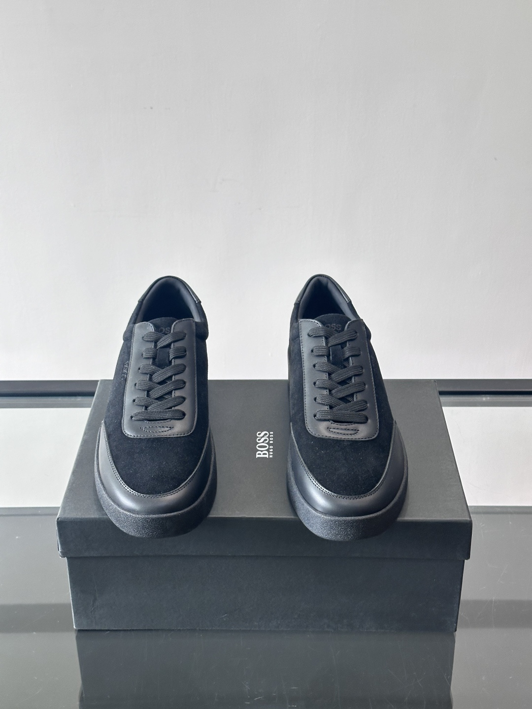 BOSS男士德训鞋，采用绒面＋牛皮革拼接，质感细腻又耐用。白色橡胶鞋底，缓震舒适，适合长时间穿着。圆头设