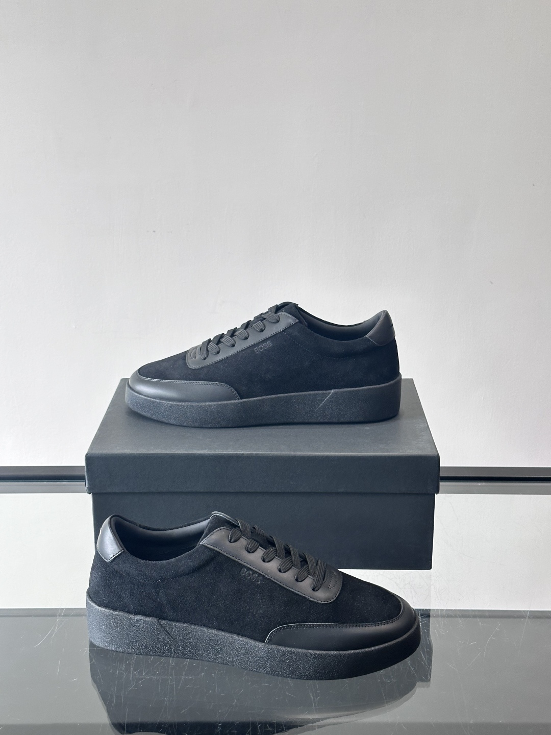 BOSS男士德训鞋，采用绒面＋牛皮革拼接，质感细腻又耐用。白色橡胶鞋底，缓震舒适，适合长时间穿着。圆头设