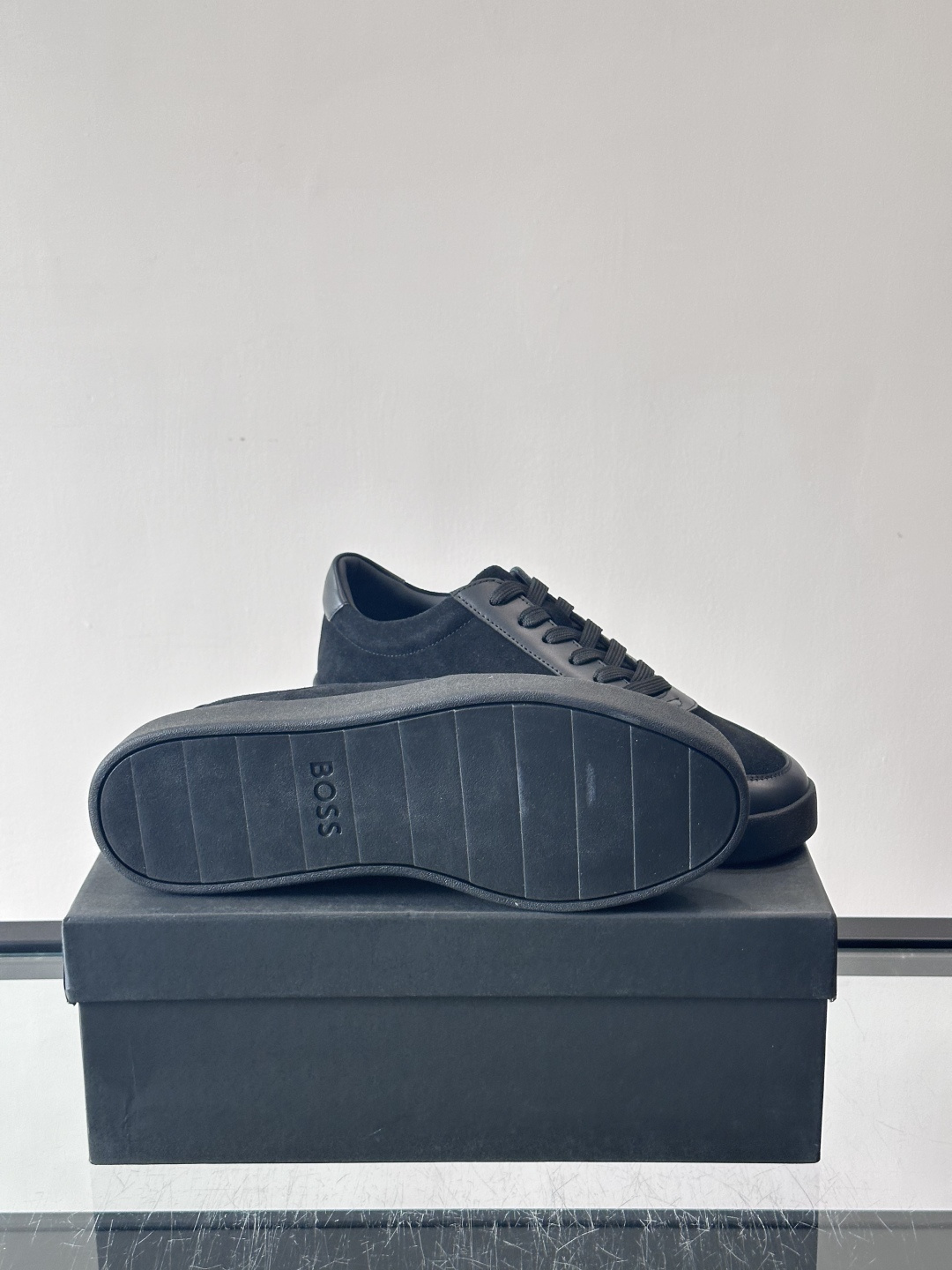 BOSS男士德训鞋，采用绒面＋牛皮革拼接，质感细腻又耐用。白色橡胶鞋底，缓震舒适，适合长时间穿着。圆头设