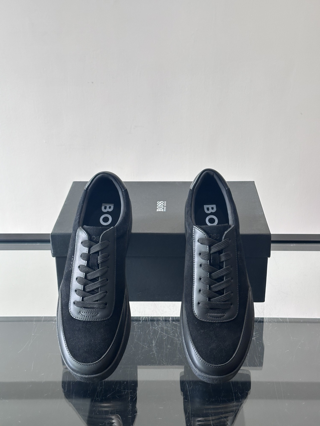 BOSS男士德训鞋，采用绒面＋牛皮革拼接，质感细腻又耐用。白色橡胶鞋底，缓震舒适，适合长时间穿着。圆头设