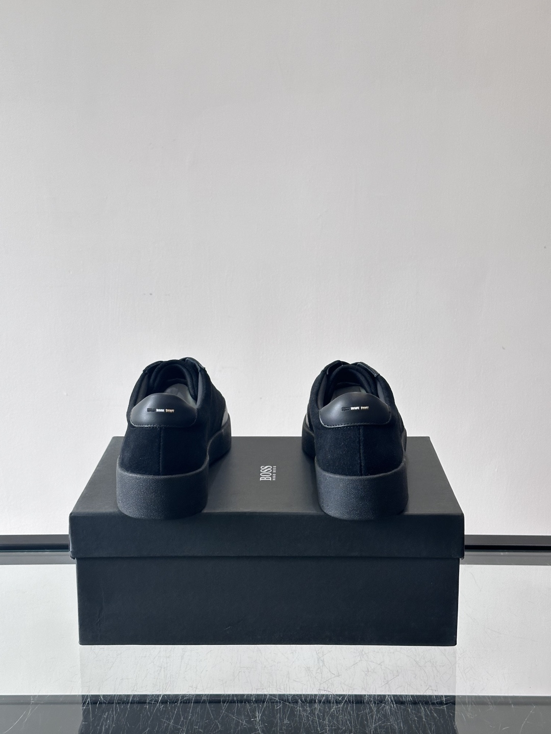 BOSS男士德训鞋，采用绒面＋牛皮革拼接，质感细腻又耐用。白色橡胶鞋底，缓震舒适，适合长时间穿着。圆头设