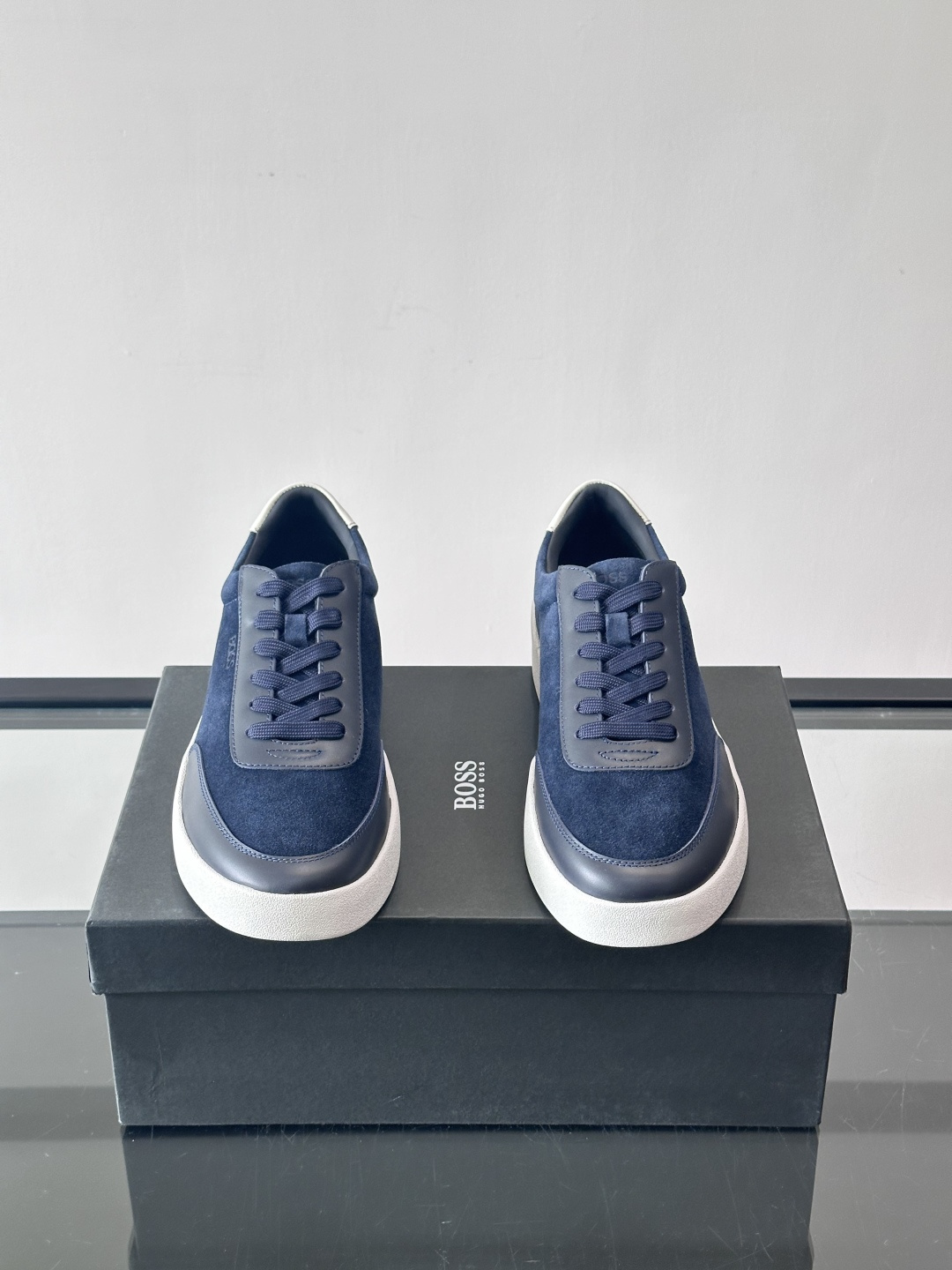 BOSS男士德训鞋，采用绒面＋牛皮革拼接，质感细腻又耐用。白色橡胶鞋底，缓震舒适，适合长时间穿着。圆头设