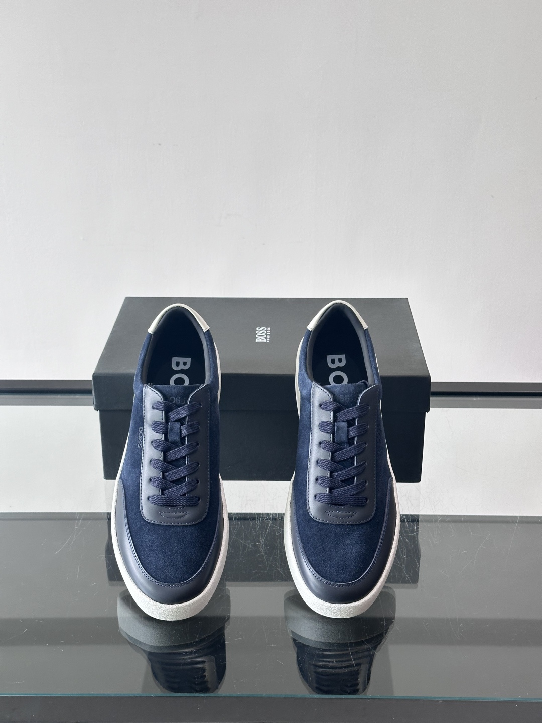 BOSS男士德训鞋，采用绒面＋牛皮革拼接，质感细腻又耐用。白色橡胶鞋底，缓震舒适，适合长时间穿着。圆头设