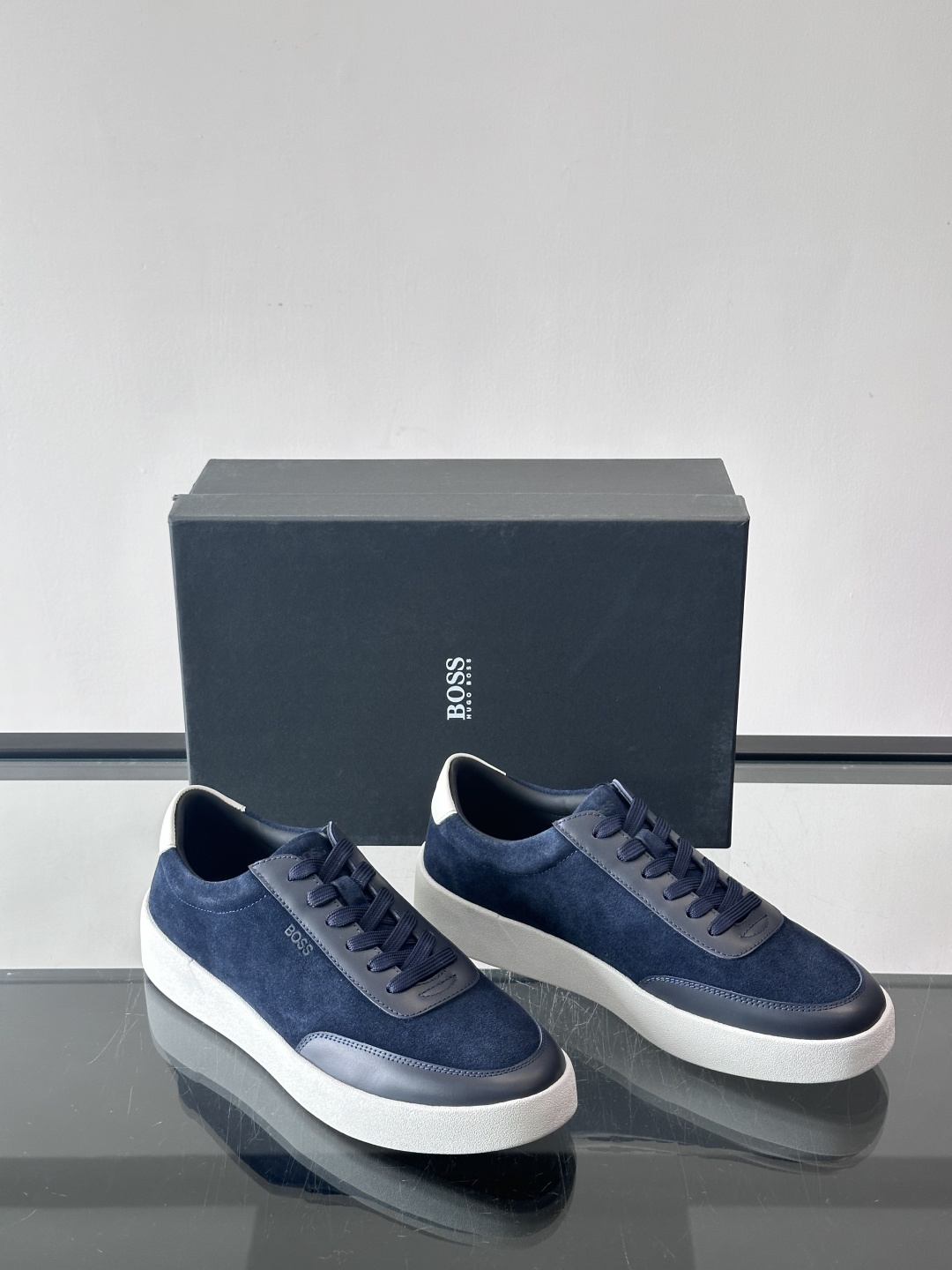 BOSS男士德训鞋，采用绒面＋牛皮革拼接，质感细腻又耐用。白色橡胶鞋底，缓震舒适，适合长时间穿着。圆头设