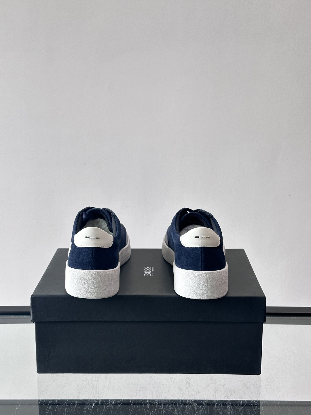 BOSS男士德训鞋，采用绒面＋牛皮革拼接，质感细腻又耐用。白色橡胶鞋底，缓震舒适，适合长时间穿着。圆头设