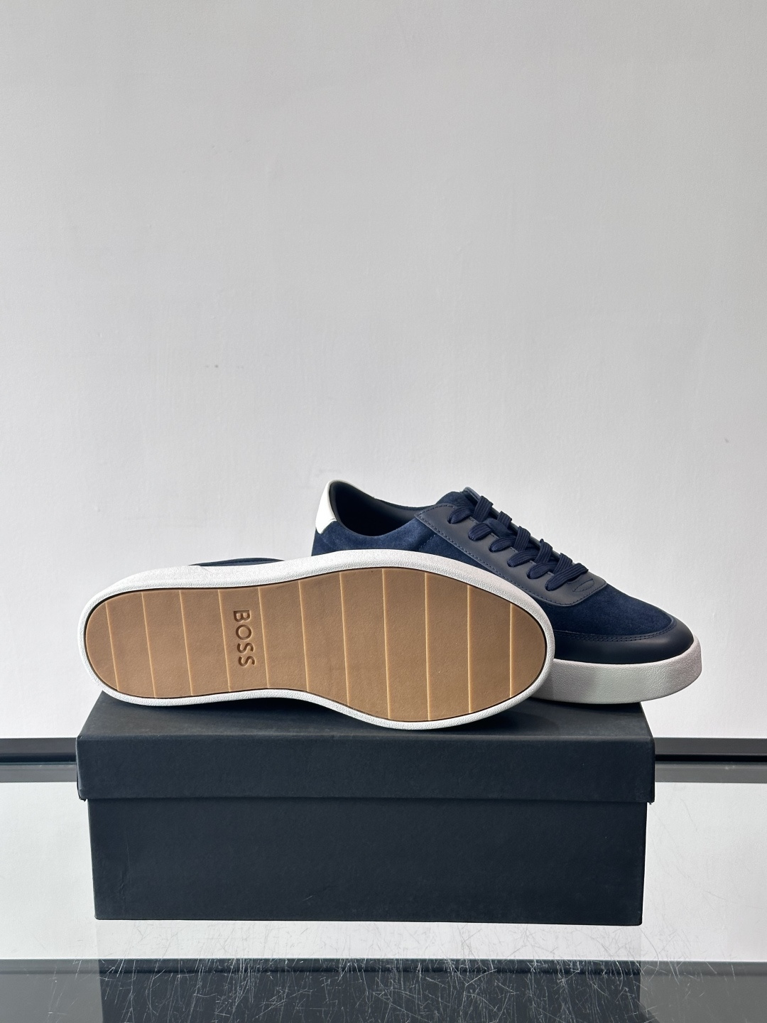 BOSS男士德训鞋，采用绒面＋牛皮革拼接，质感细腻又耐用。白色橡胶鞋底，缓震舒适，适合长时间穿着。圆头设