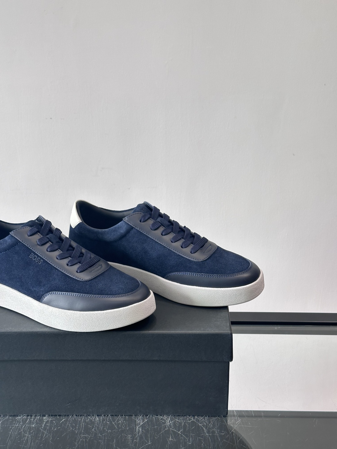 BOSS男士德训鞋，采用绒面＋牛皮革拼接，质感细腻又耐用。白色橡胶鞋底，缓震舒适，适合长时间穿着。圆头设